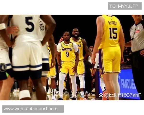 快船队启程前往休斯敦哈登与小卡登机照引发球迷热议